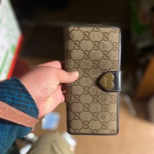 Tan wallet